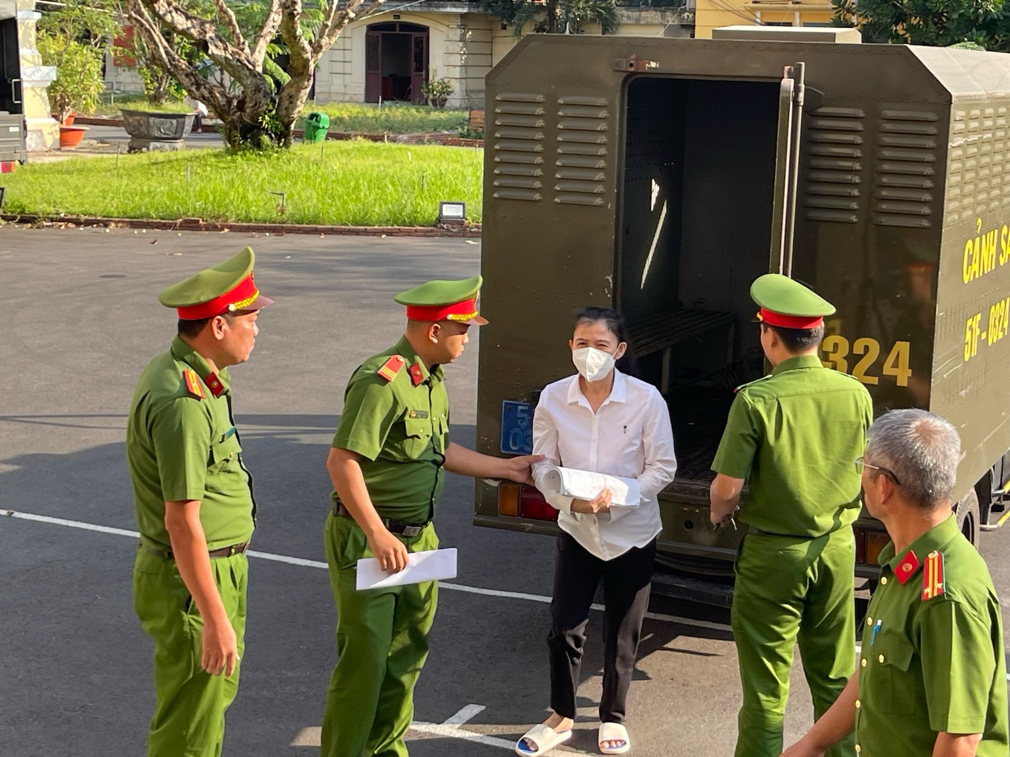 B&agrave; Đặng Thị H&agrave;n Ni hầu to&agrave; s&aacute;ng nay- Ảnh 2.