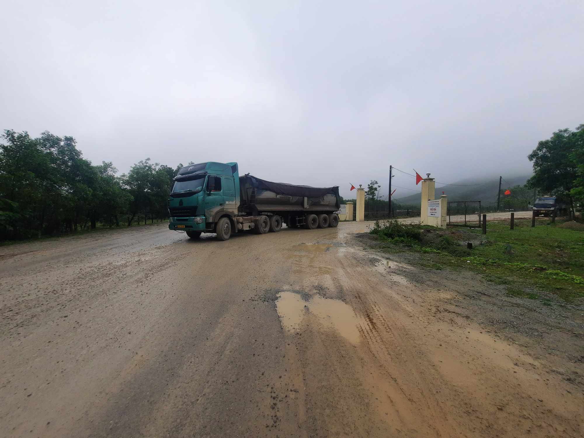 Nhiều điểm tr&ecirc;n tuyến đường ven biển hơn 1.000  tỉ ở H&agrave; Tĩnh xuống cấp- Ảnh 4.