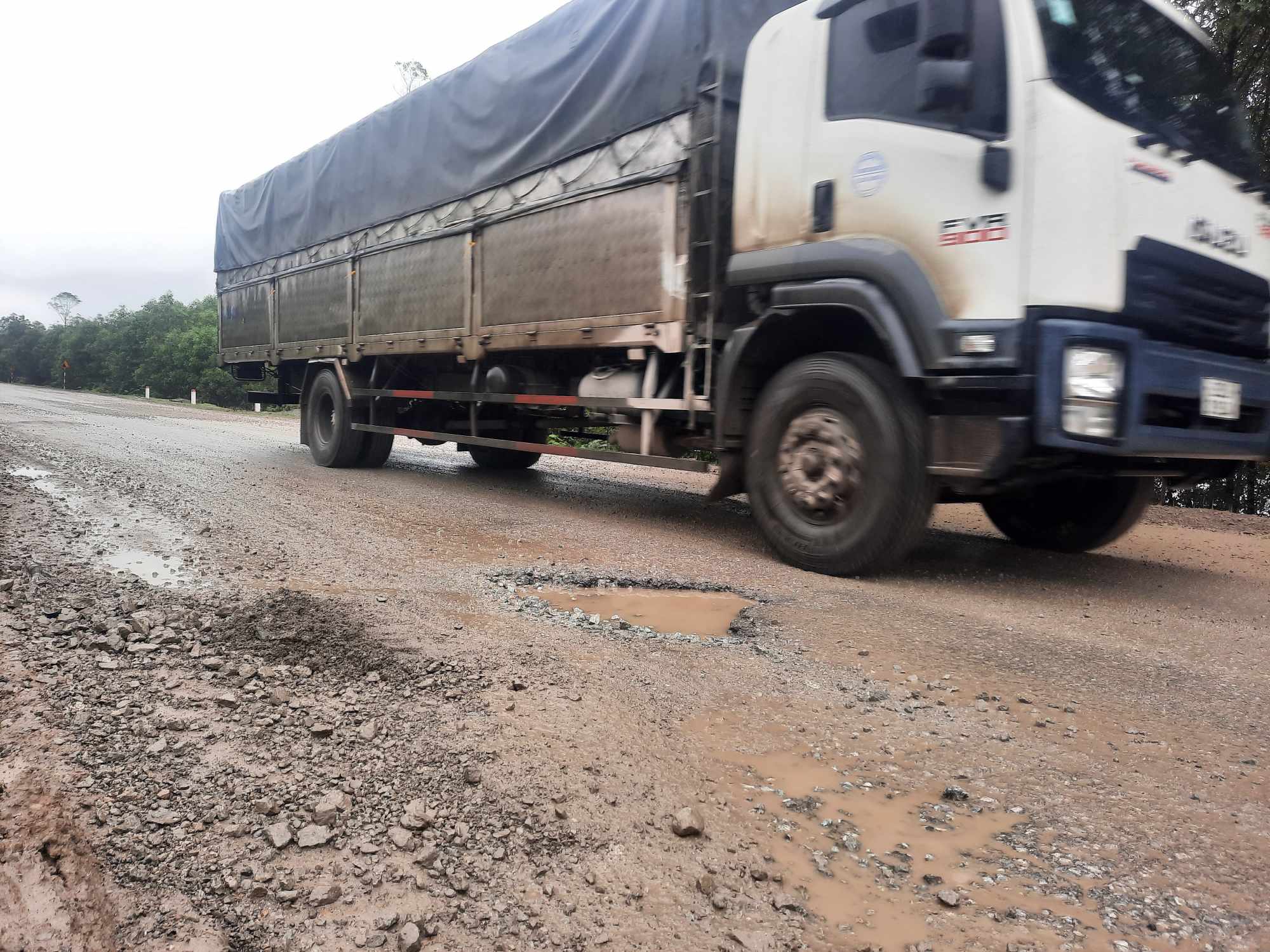 Nhiều điểm tr&ecirc;n tuyến đường ven biển hơn 1.000  tỉ ở H&agrave; Tĩnh xuống cấp- Ảnh 3.