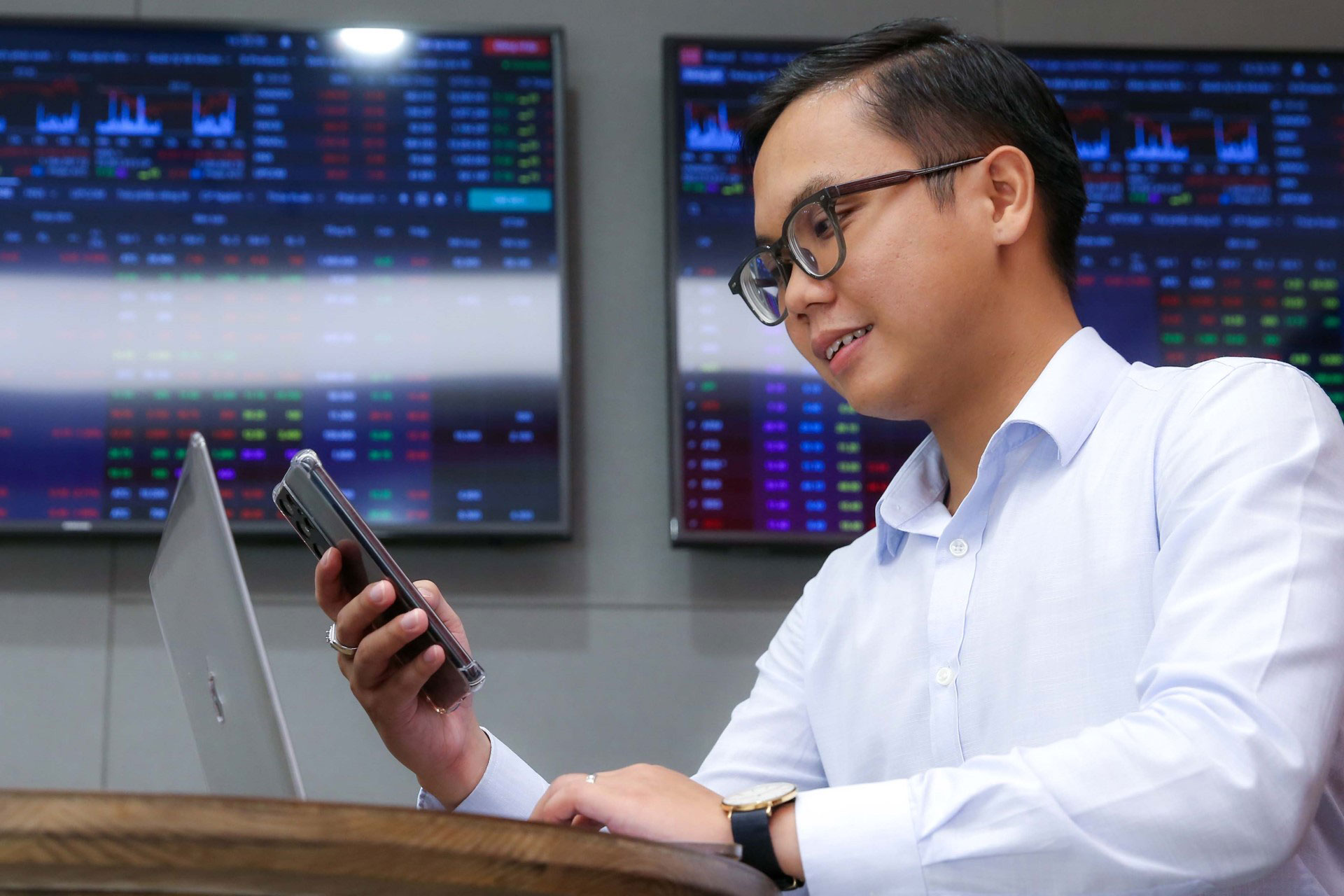 Các nhà đầu tư vẫn đặt kỳ vọng lớn vào triển vọng của nhóm cổ phiếu ngân hàng Ảnh: HOÀNG TRIỀU