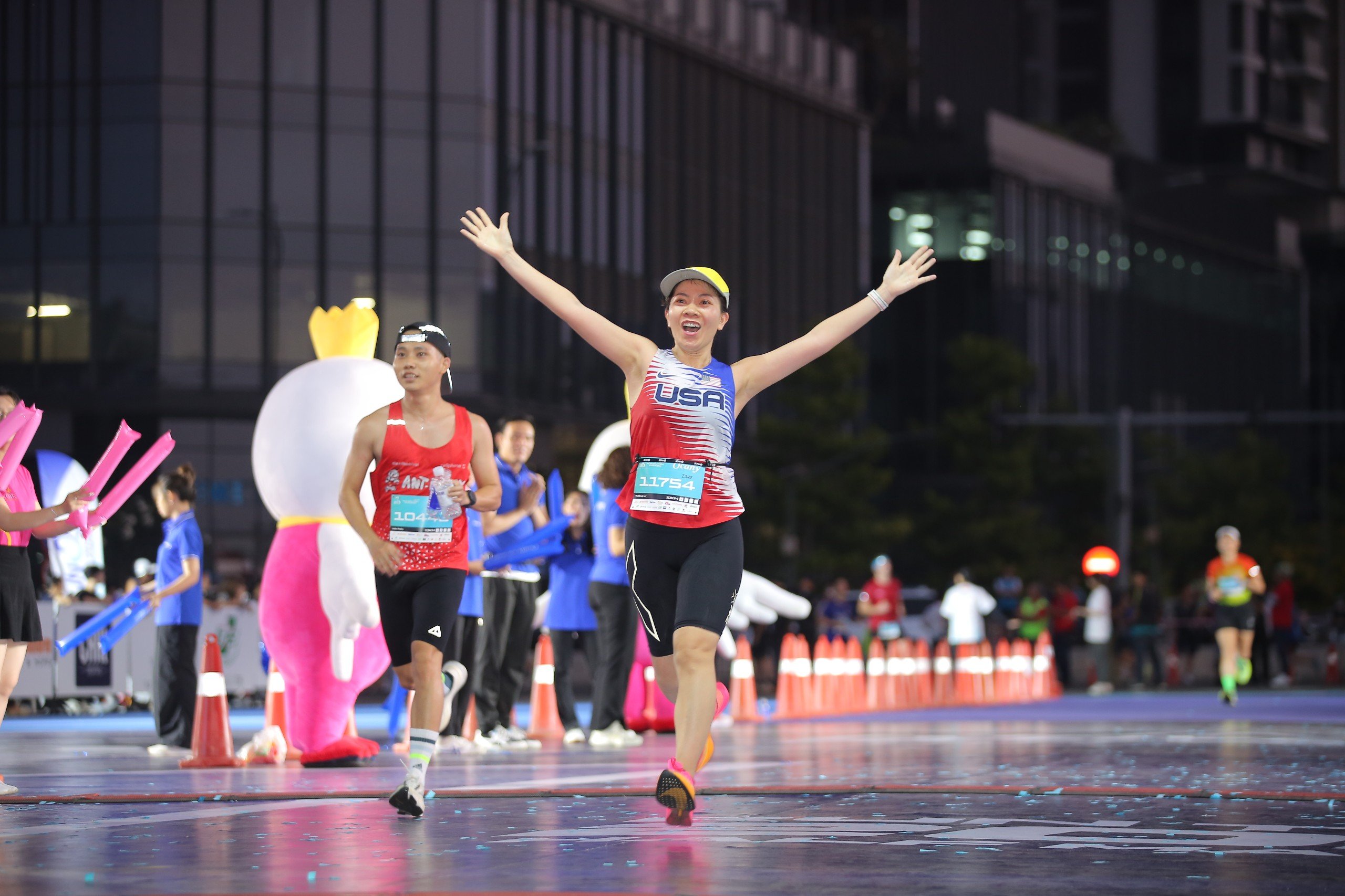 Ho&agrave;ng Thị Ngọc Hoa v&agrave; Ho&agrave;ng Nguy&ecirc;n Thanh v&ocirc; địch Giải chạy Run To Live 2024- Ảnh 7.