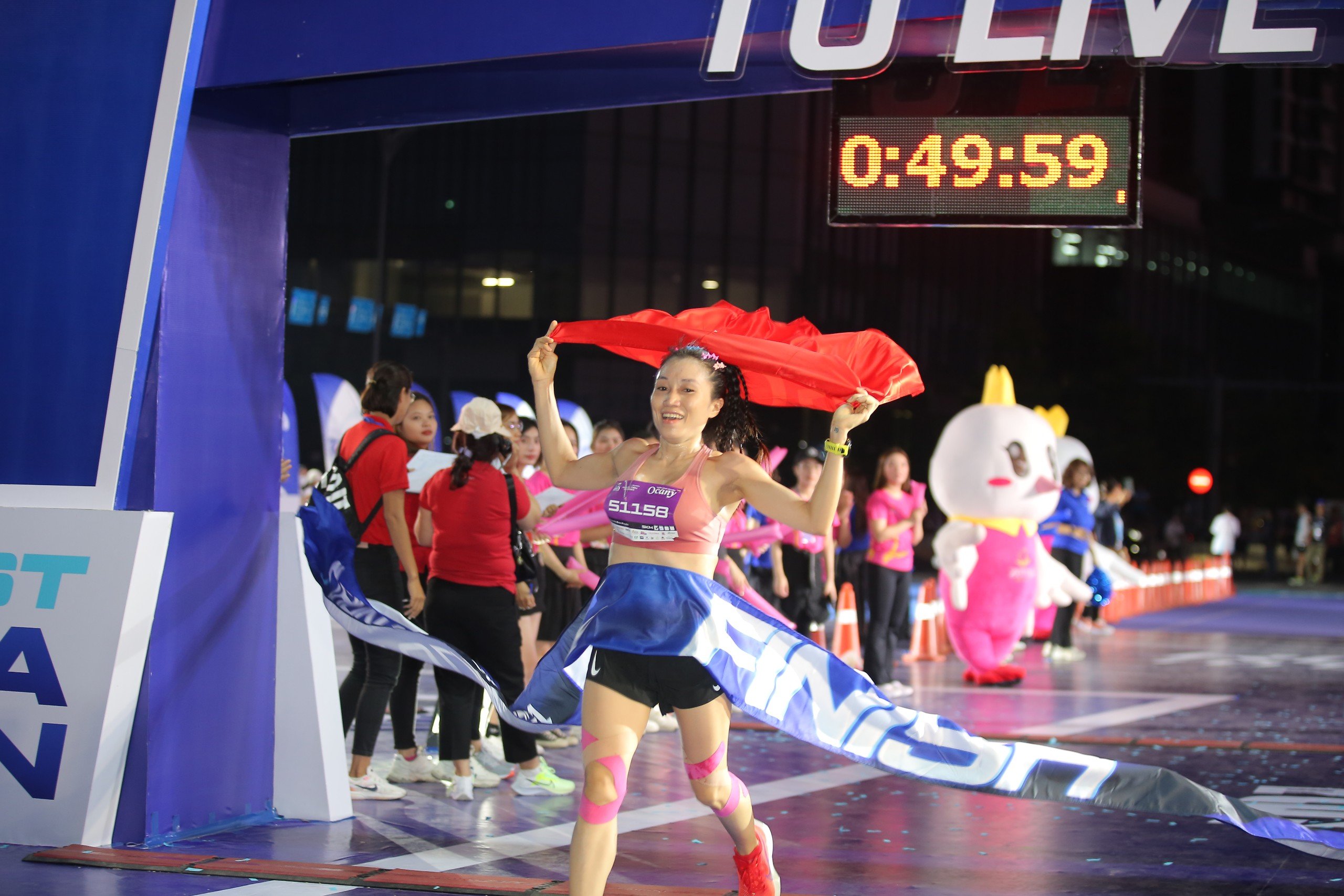 Ho&agrave;ng Thị Ngọc Hoa v&agrave; Ho&agrave;ng Nguy&ecirc;n Thanh v&ocirc; địch Giải chạy Run To Live 2024- Ảnh 6.