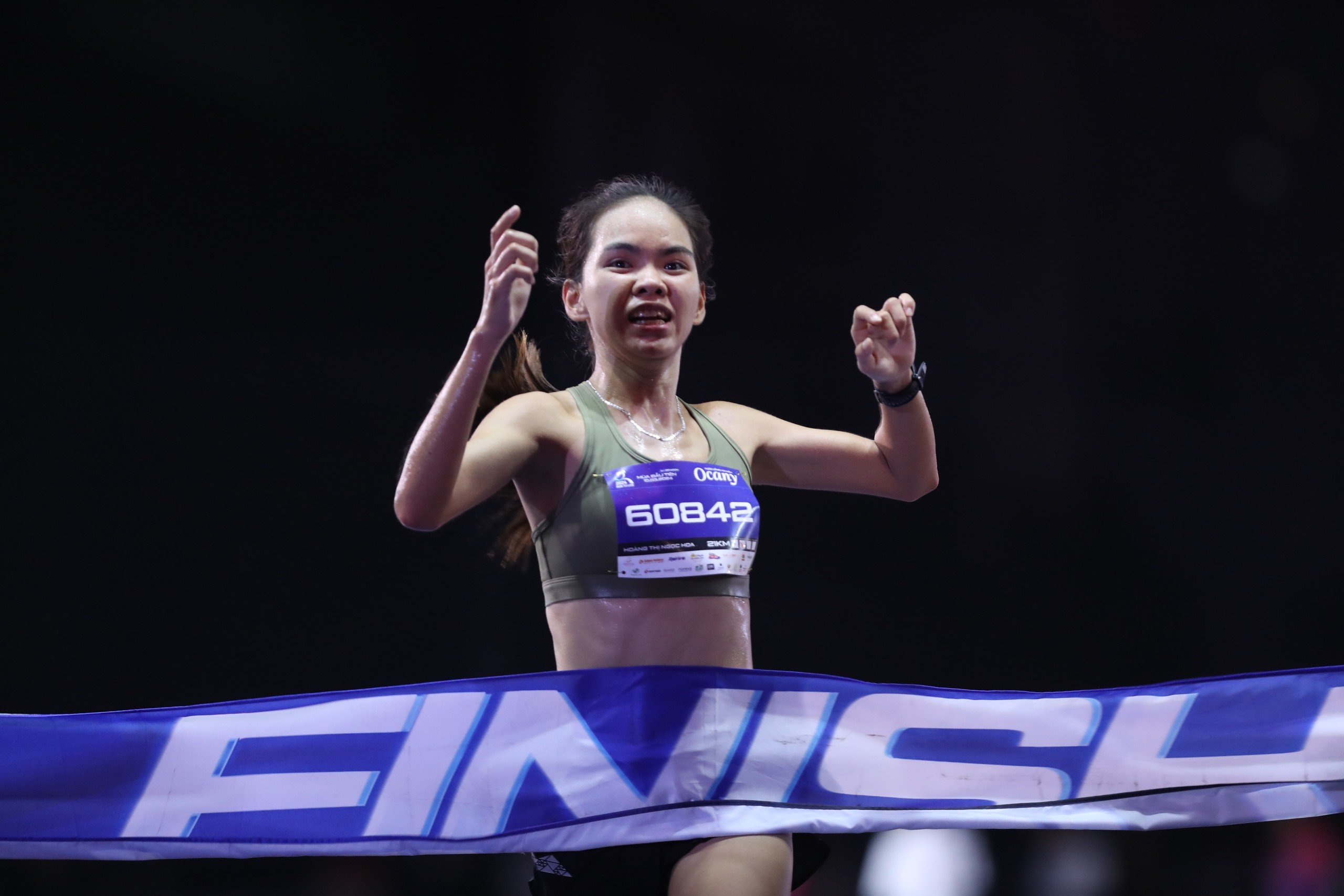 Ho&agrave;ng Thị Ngọc Hoa v&agrave; Ho&agrave;ng Nguy&ecirc;n Thanh v&ocirc; địch Giải chạy Run To Live 2024- Ảnh 10.