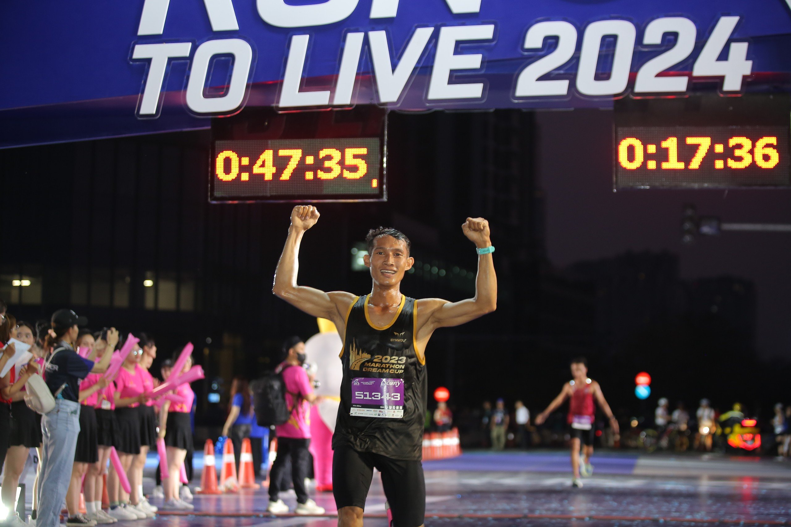 Ho&agrave;ng Thị Ngọc Hoa v&agrave; Ho&agrave;ng Nguy&ecirc;n Thanh v&ocirc; địch Giải chạy Run To Live 2024- Ảnh 4.