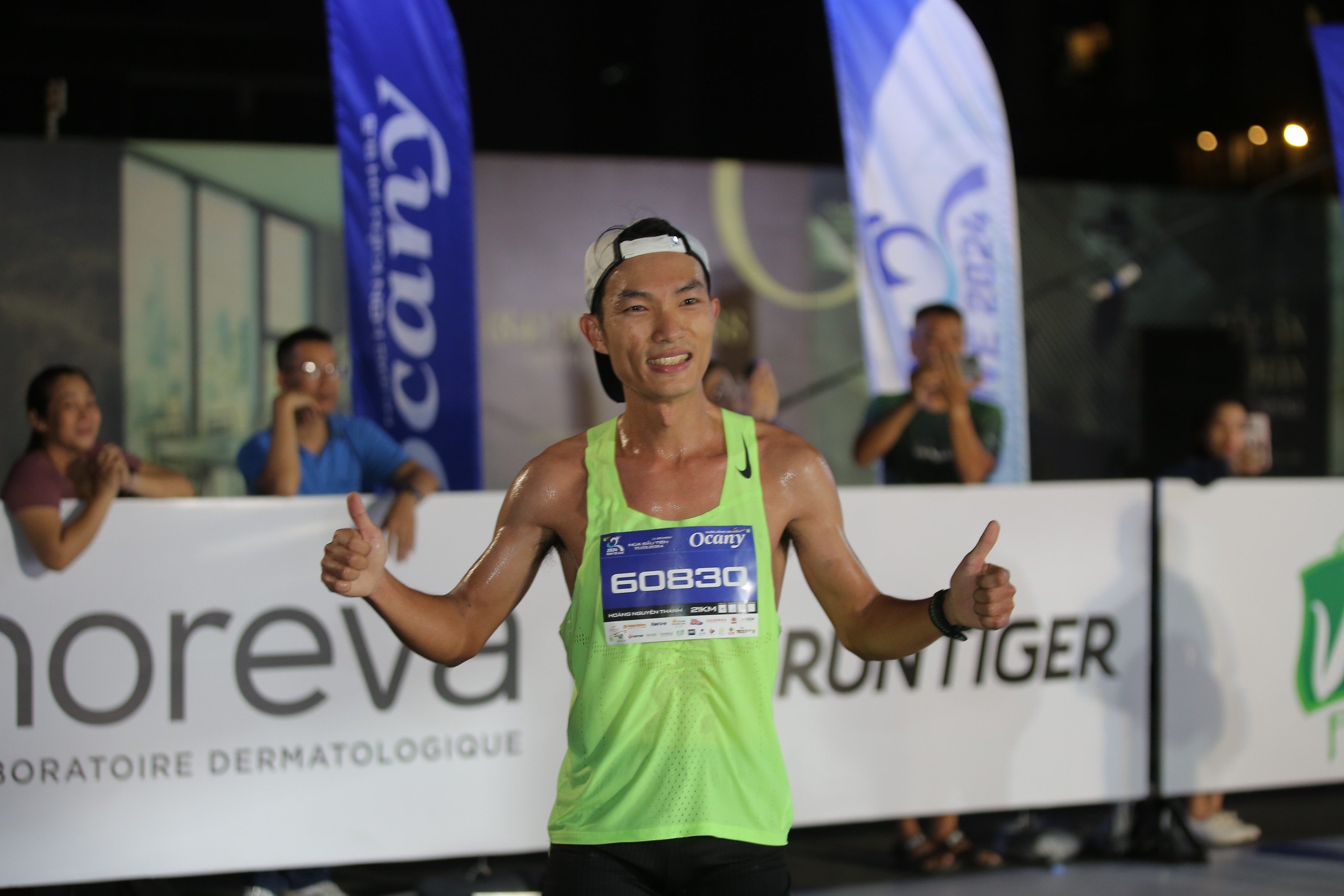 Ho&agrave;ng Thị Ngọc Hoa v&agrave; Ho&agrave;ng Nguy&ecirc;n Thanh v&ocirc; địch Giải chạy Run To Live 2024- Ảnh 11.