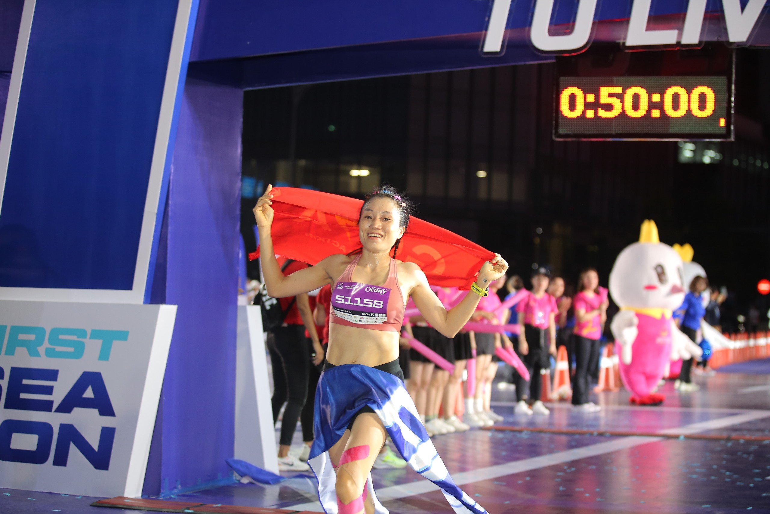 Ho&agrave;ng Thị Ngọc Hoa v&agrave; Ho&agrave;ng Nguy&ecirc;n Thanh v&ocirc; địch Giải chạy Run To Live 2024- Ảnh 8.