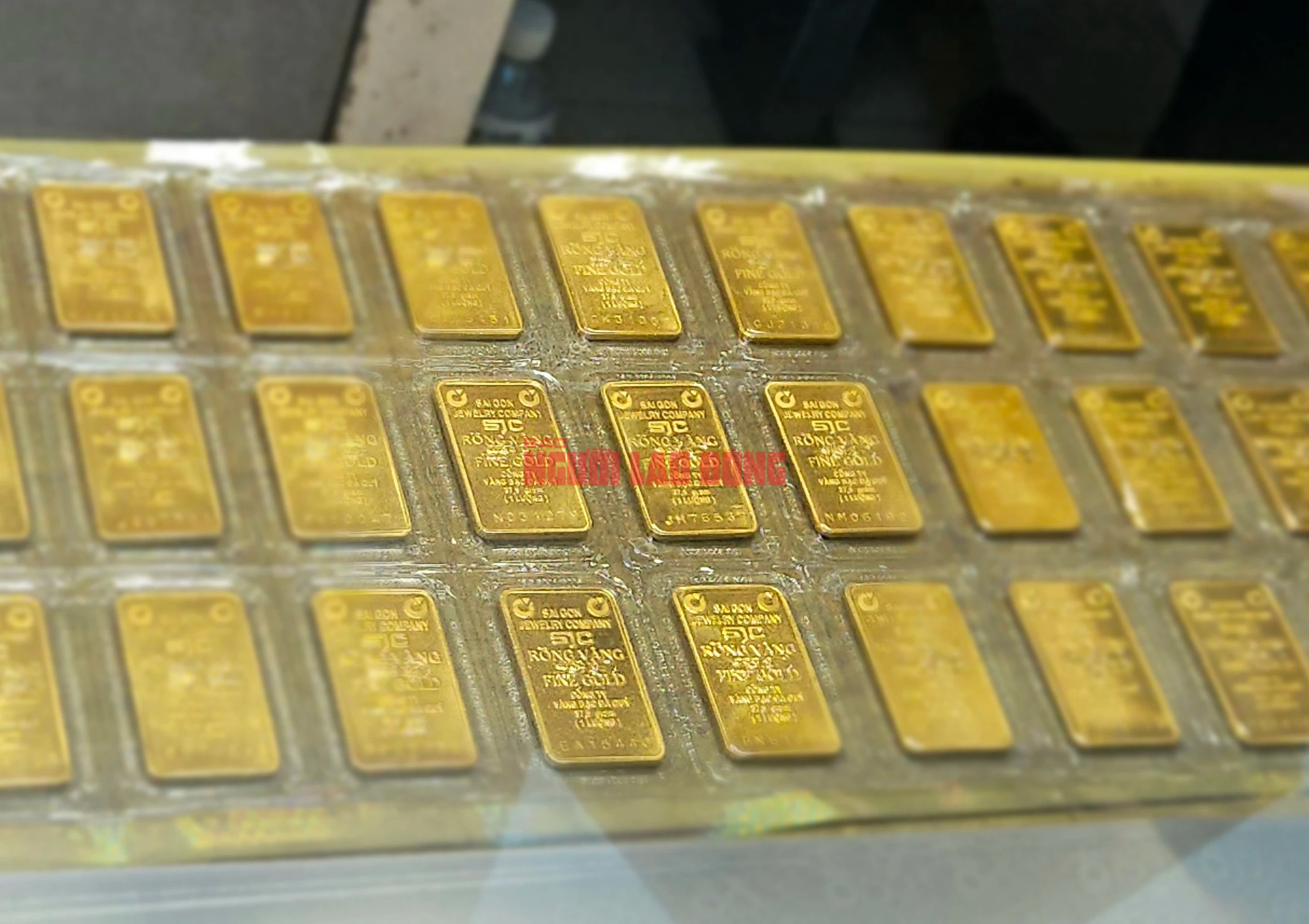 Giá vàng hôm nay 10-3: Vàng nhẫn và SJC sẽ tăng sốc đến khi nào?- Ảnh 1.