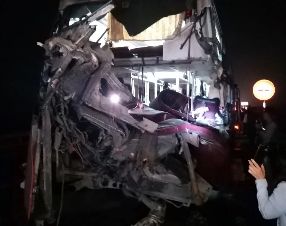 Vụ tai nạn tr&ecirc;n đường cao tốc Cam Lộ - La Sơn: 2 người  tử vong l&agrave; vợ chồng trẻ - Ảnh 1.
