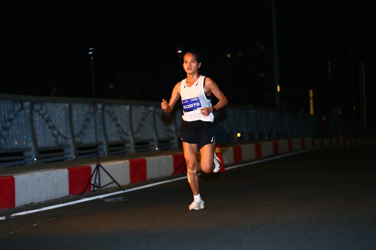 Ho&agrave;ng Thị Ngọc Hoa v&agrave; Ho&agrave;ng Nguy&ecirc;n Thanh v&ocirc; địch Giải chạy Run To Live 2024- Ảnh 1.
