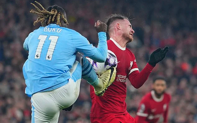 Liverpool chia điểm nghẹt thở với Man City, Arsenal hưởng lợi lớn
