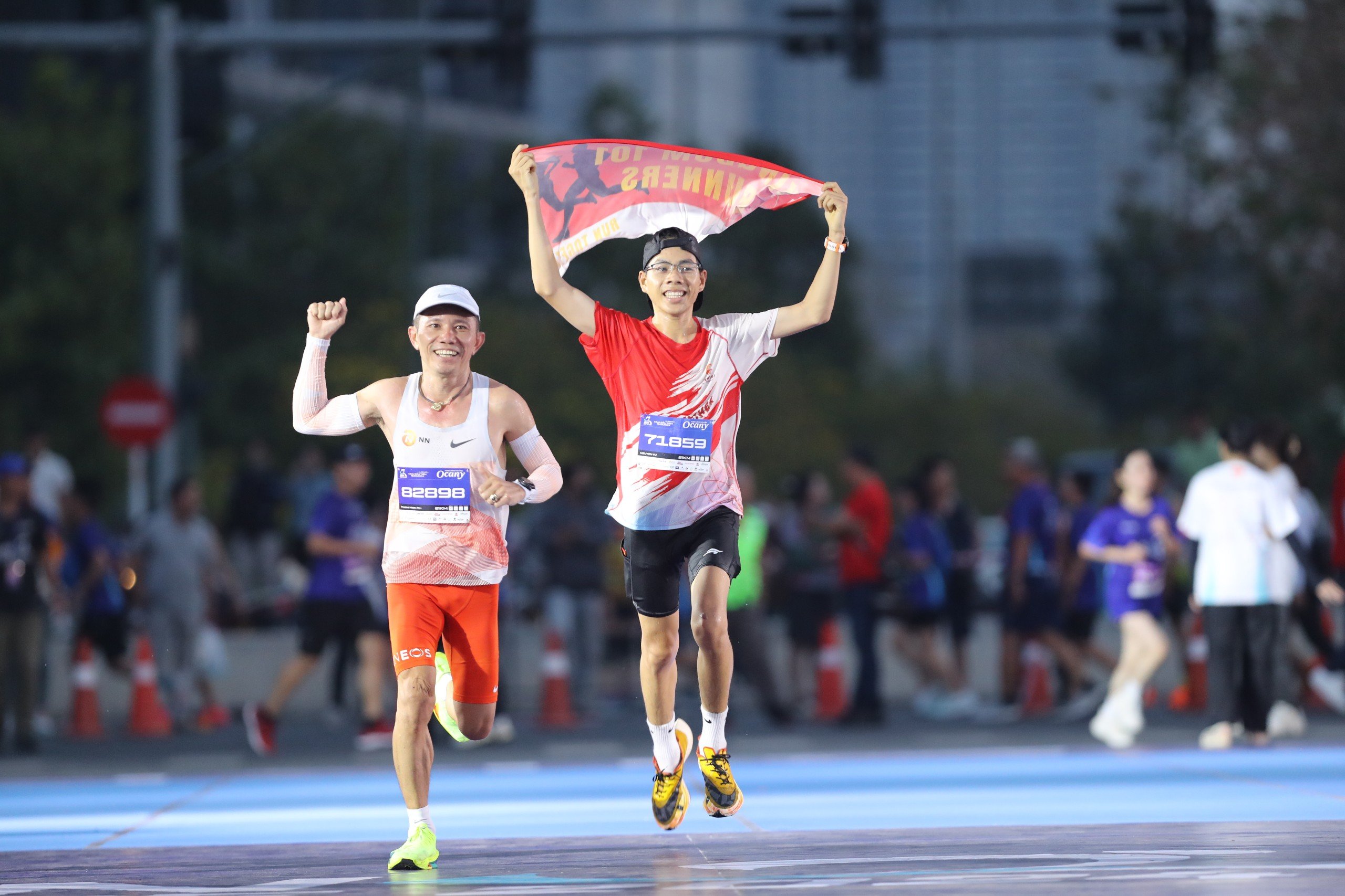 Ho&agrave;ng Thị Ngọc Hoa v&agrave; Ho&agrave;ng Nguy&ecirc;n Thanh v&ocirc; địch Giải chạy Run To Live 2024- Ảnh 2.
