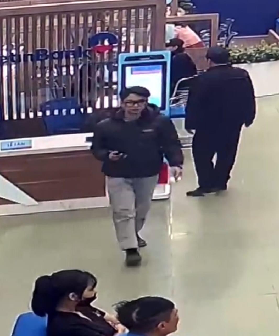 Truy t&igrave;m 3 đối tượng cướp 1 tỉ đồng của người phụ nữ- Ảnh 1.