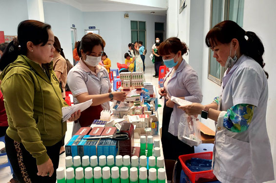 CNVC-LĐ tham gia chương trình khám sức khỏe và phát thuốc miễn phí tại ngày hội