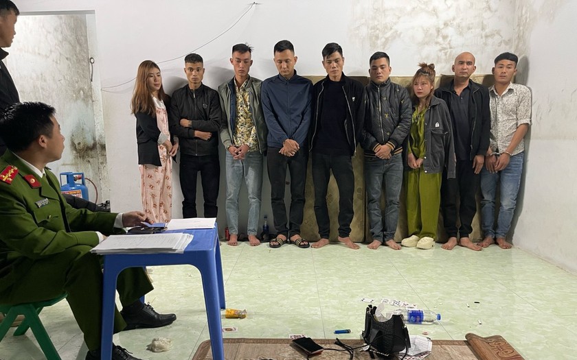 2 cô gái trẻ, 7 nam thanh niên mở "tiệc ma túy" thâu đêm