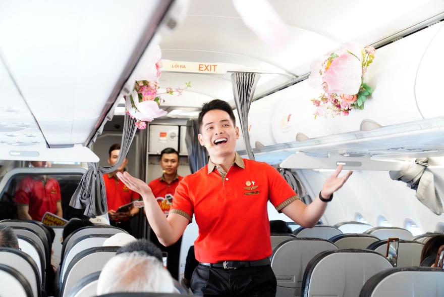 &ldquo;Tan chảy&rdquo; trước bản h&ograve;a ca Magic Flight của phi h&agrave;nh đo&agrave;n Vietjet trong ng&agrave;y 8-3- Ảnh 2.