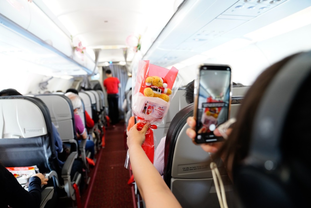&ldquo;Tan chảy&rdquo; trước bản h&ograve;a ca Magic Flight của phi h&agrave;nh đo&agrave;n Vietjet trong ng&agrave;y 8-3- Ảnh 8.