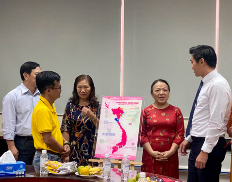 Bản đồ qu&eacute;t m&atilde; QR l&agrave; h&igrave;nh thức mới đang được nhiều doanh nghiệp ở Khu Chế xuất - C&ocirc;ng nghiệp TP HCM &aacute;p dụng để người lao động dễ d&agrave;ng t&igrave;m hiểu tư liệu về đất nước, về Chủ tịch Hồ Ch&iacute; MinhẢnh: HỒNG Đ&Agrave;O