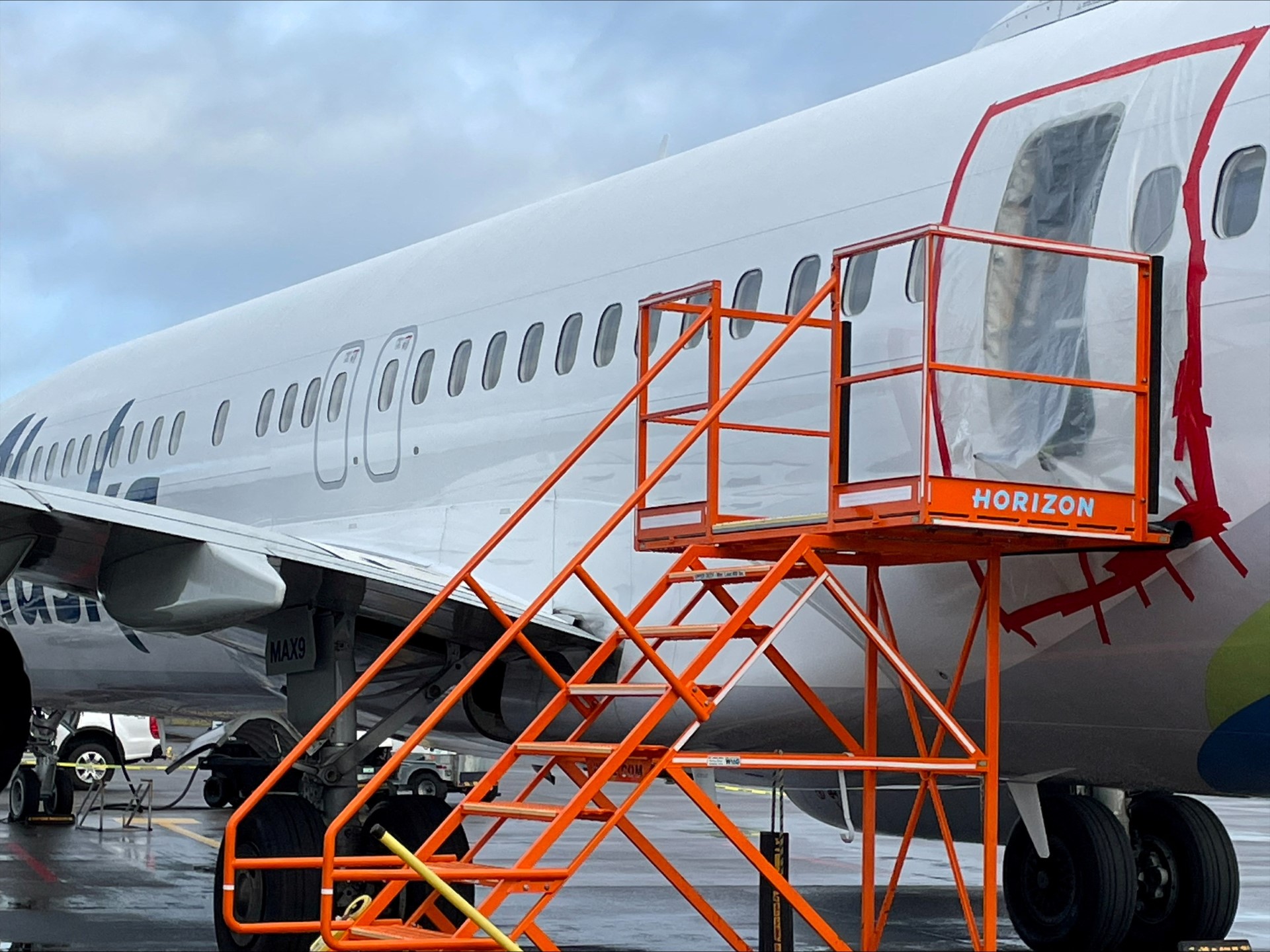 Chiếc Boeing 737 MAX 9 bị bung mảng th&acirc;n của Alaska Airlines sau khi hạ c&aacute;nh khẩn cấp tại TP Porland, bang Oregon - Mỹ hồi th&aacute;ng 1 Ảnh: REUTERS