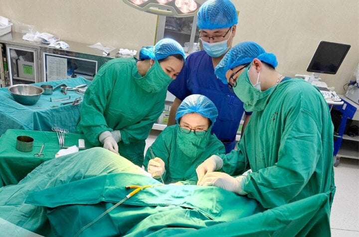 Bé gái 11 tuổi bị dị tật tử cung đôi- Ảnh 1.