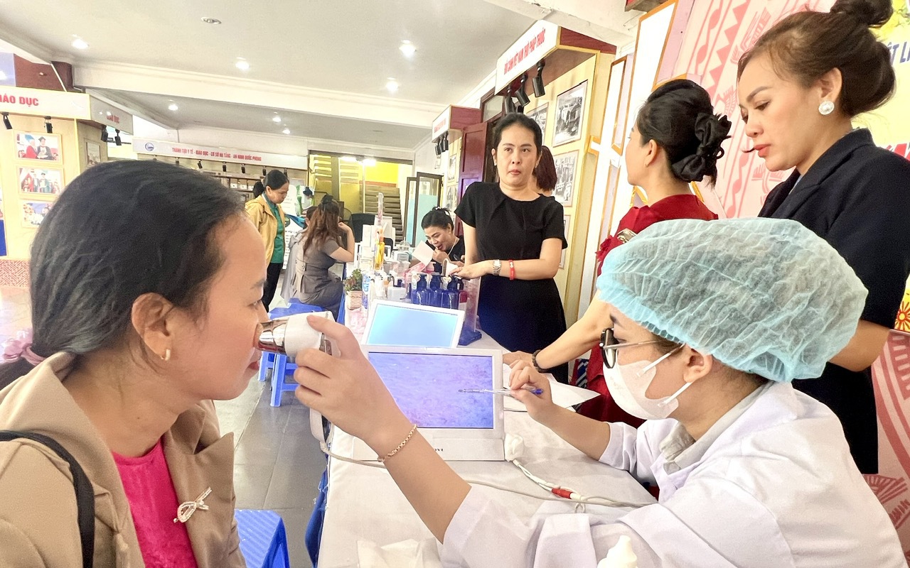 Bình Dương: Soi da, tư vấn làm đẹp cho nữ cán bộ, đoàn viên Công đoàn