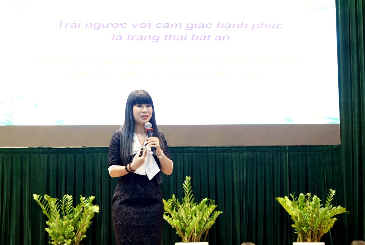 Diễn giả MC Thi Thảo t&iacute;ch cực hưởng ứng 