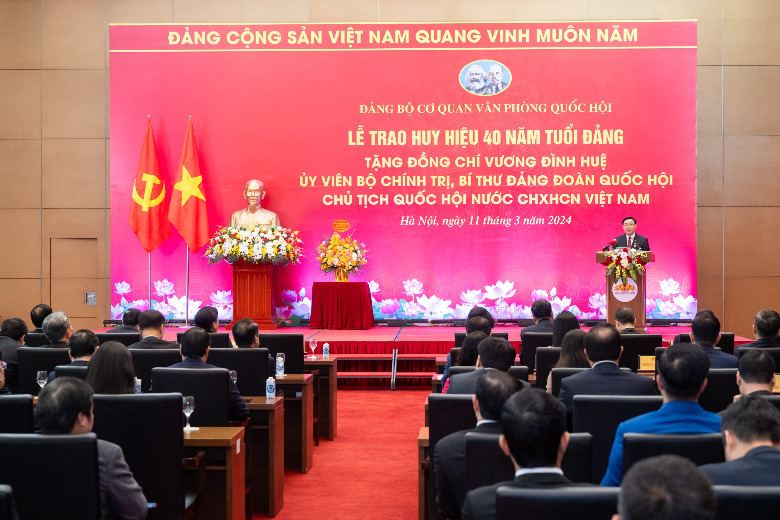 Trao tặng Chủ tịch Quốc hội Vương Đ&igrave;nh Huệ Huy hiệu 40 năm tuổi Đảng- Ảnh 3.