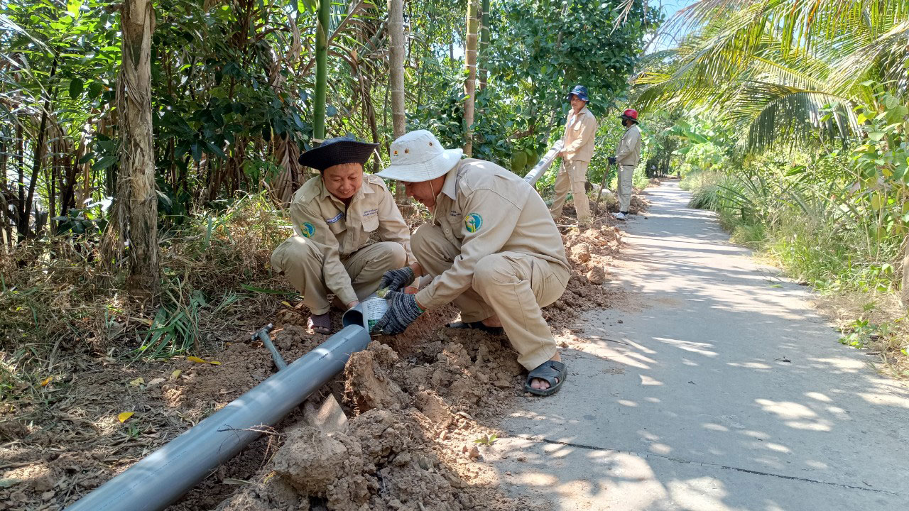 Công nhân đang thi công các công trình cấp nước sinh hoạt cho người dân tại tỉnh Sóc Trăng Ảnh: LÊ HOÀNG