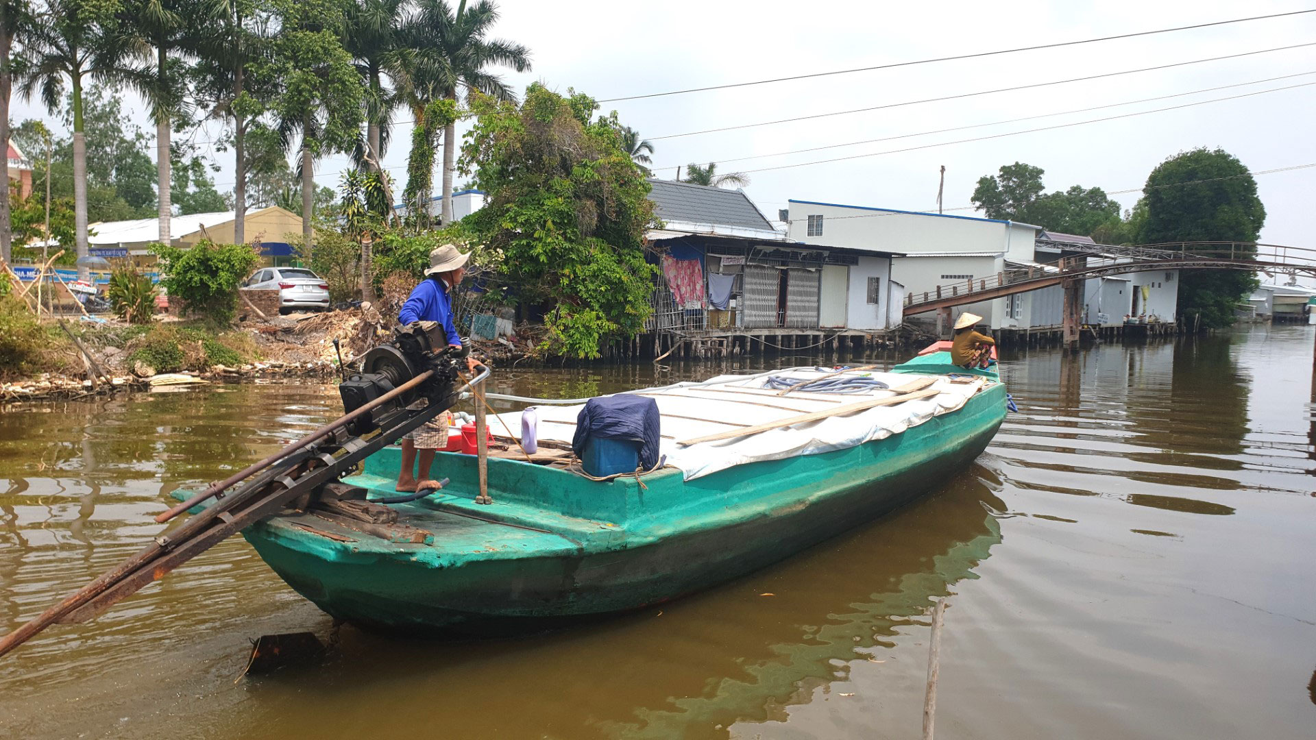 Ghe chở nước ngọt đến những vùng thiếu nước bán cho người dân Ảnh: VÂN DU
