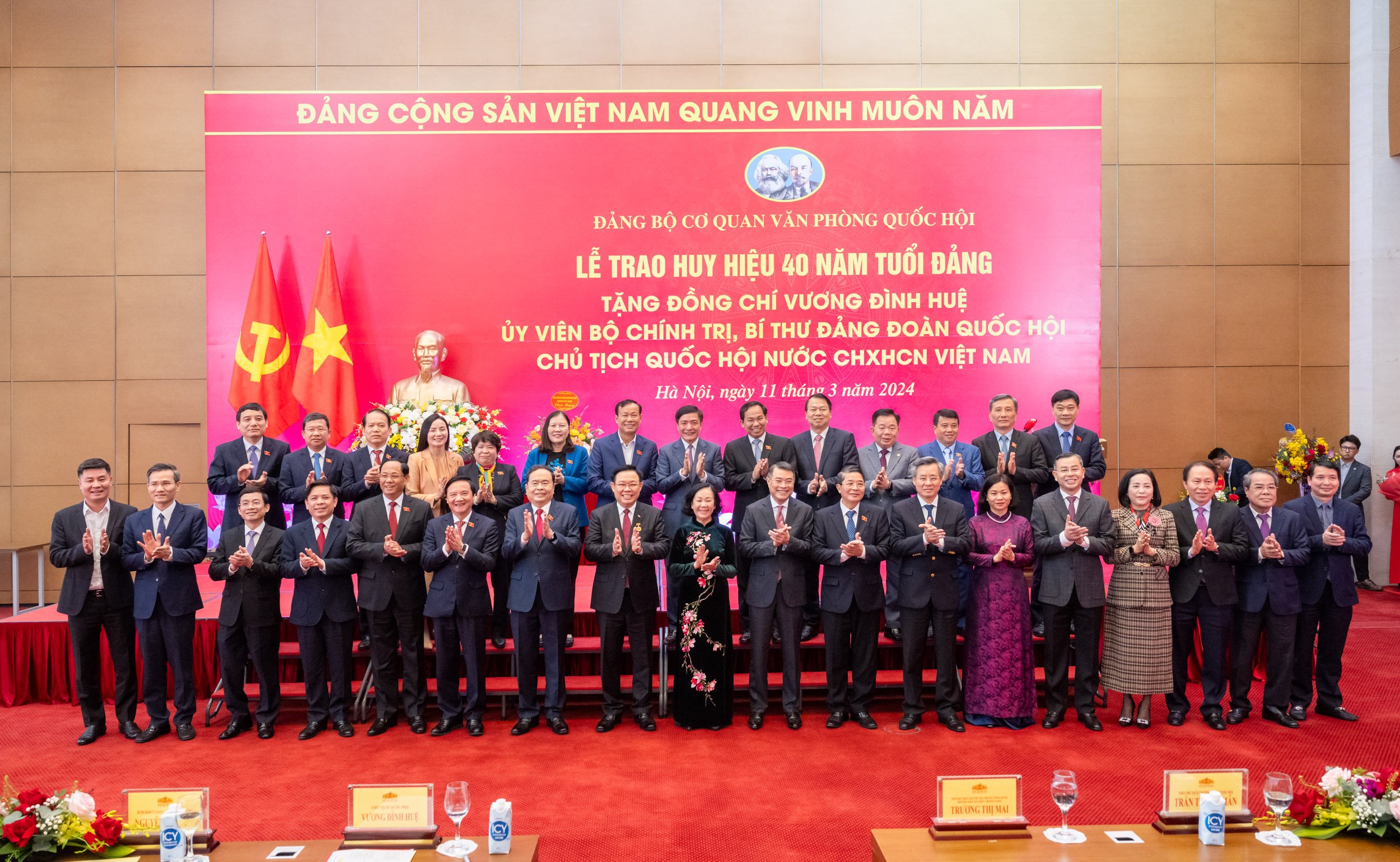 Trao tặng Chủ tịch Quốc hội Vương Đ&igrave;nh Huệ Huy hiệu 40 năm tuổi Đảng- Ảnh 4.