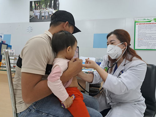 Việc chăm sóc sức khỏe, bổ sung vitamin cho trẻ cần có sự tư vấn chuyên môn của bác sĩ Ảnh: LIÊN ANH