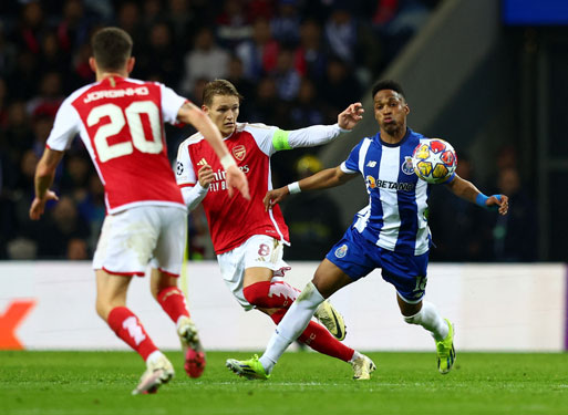Arsenal quyết vượt khó tại sân nhà Emirates.Ảnh: REUTERS