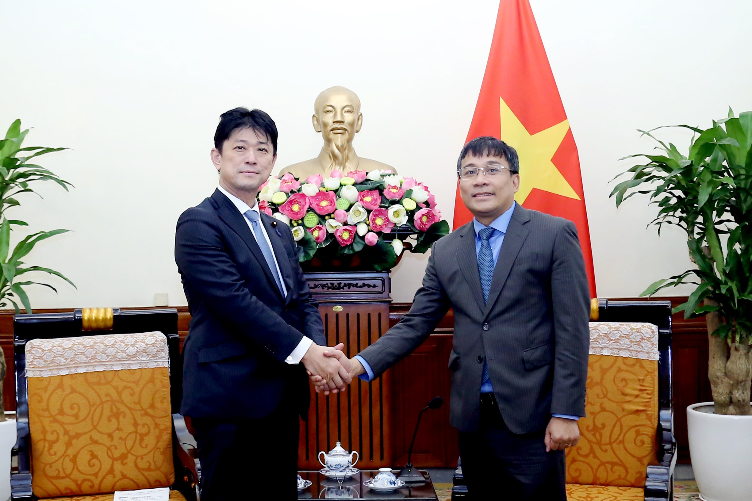 Việt Nam c&oacute; vị tr&iacute; quan trọng trong ch&iacute;nh s&aacute;ch đối ngoại của Nhật Bản- Ảnh 1.