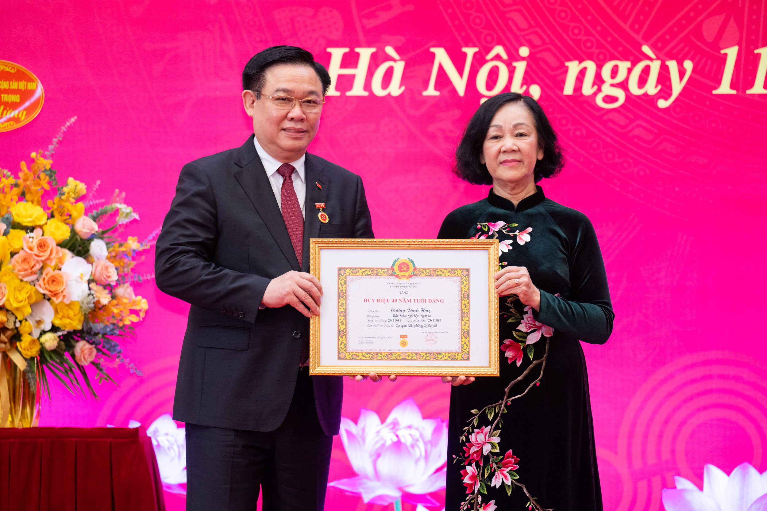 Trao tặng Chủ tịch Quốc hội Vương Đ&igrave;nh Huệ Huy hiệu 40 năm tuổi Đảng- Ảnh 1.