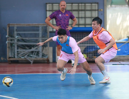 Đội tuyển futsal Việt Nam t&iacute;ch cực tập luyện tại Nh&agrave; Thi đấu Th&aacute;i Sơn Nam