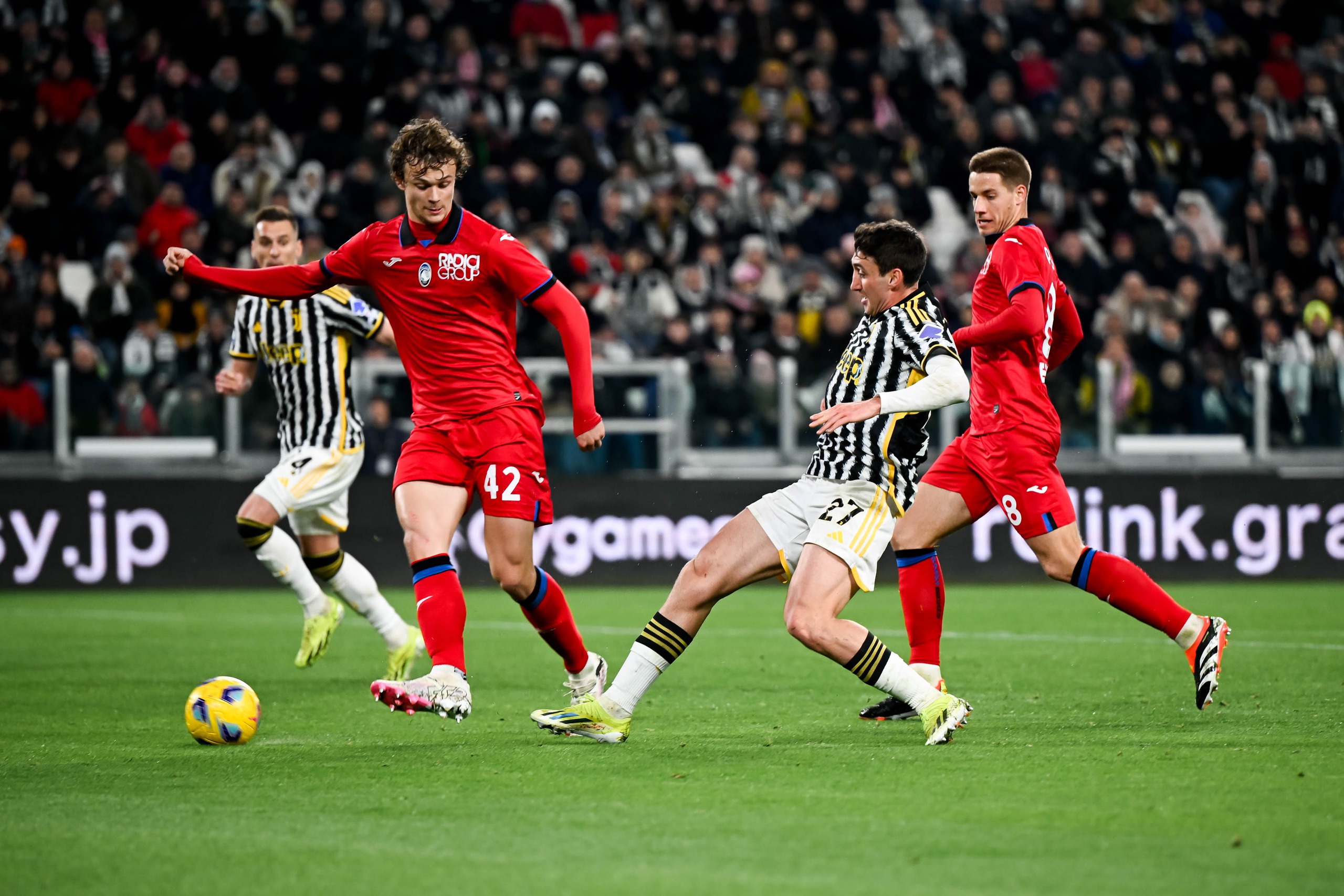 V&ograve;ng 28 Serie A: Inter vững ng&ocirc;i đầu, Milan chiếm ng&ocirc;i nh&igrave; từ Juventus- Ảnh 2.