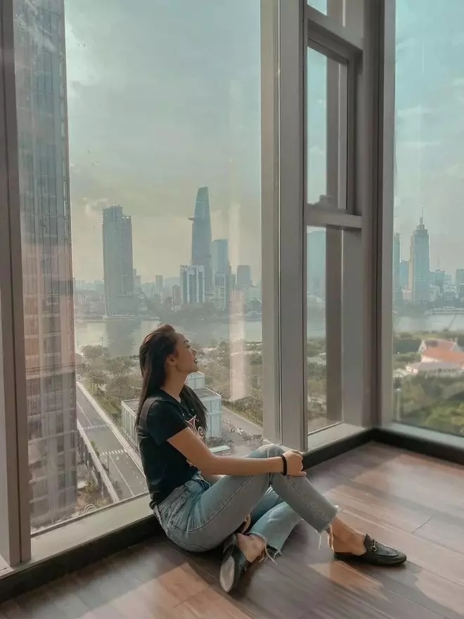 Vừa lộ ảnh sắm siêu xe, khán giả thắc mắc