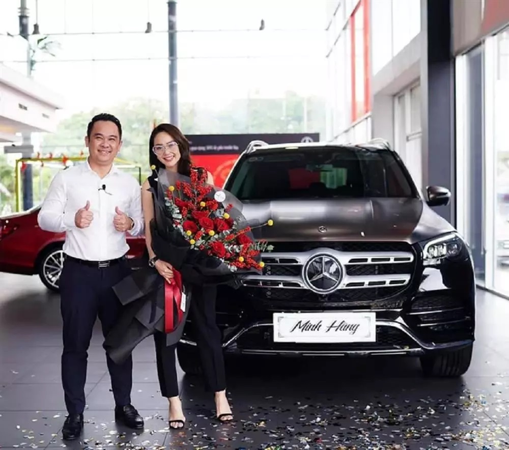 Vừa lộ ảnh sắm siêu xe, khán giả thắc mắc