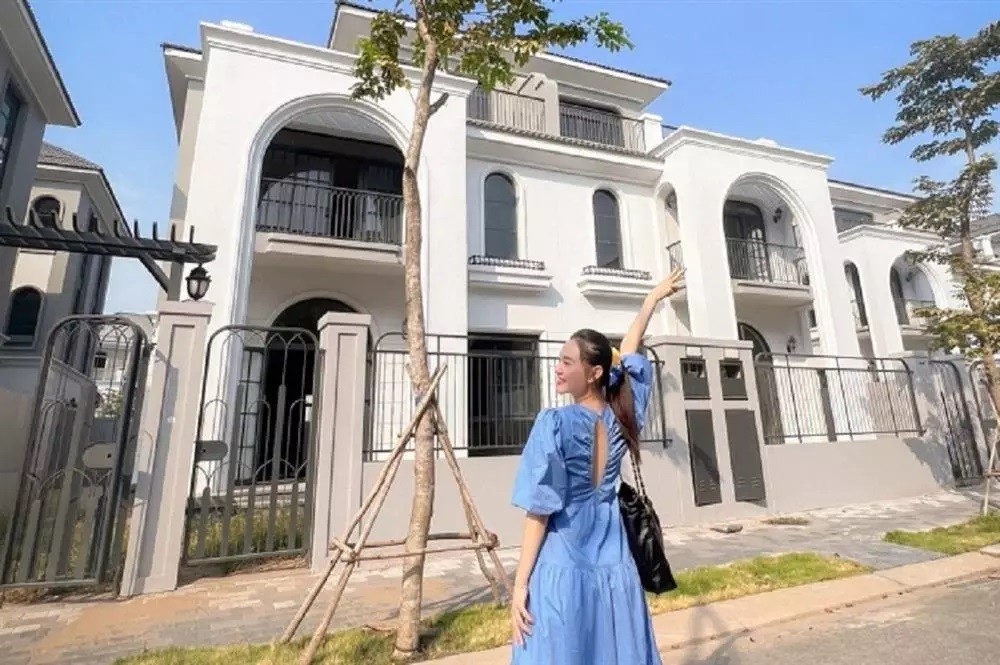 Vừa lộ ảnh sắm siêu xe, khán giả thắc mắc