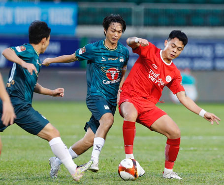 Tiền vệ Nguyễn Tuấn Anh (giữa) trưởng th&agrave;nh từ Học viện HAGL - nay l&agrave; một trong những ng&ocirc;i sao của b&oacute;ng đ&aacute; Việt NamẢnh: QUỐC AN