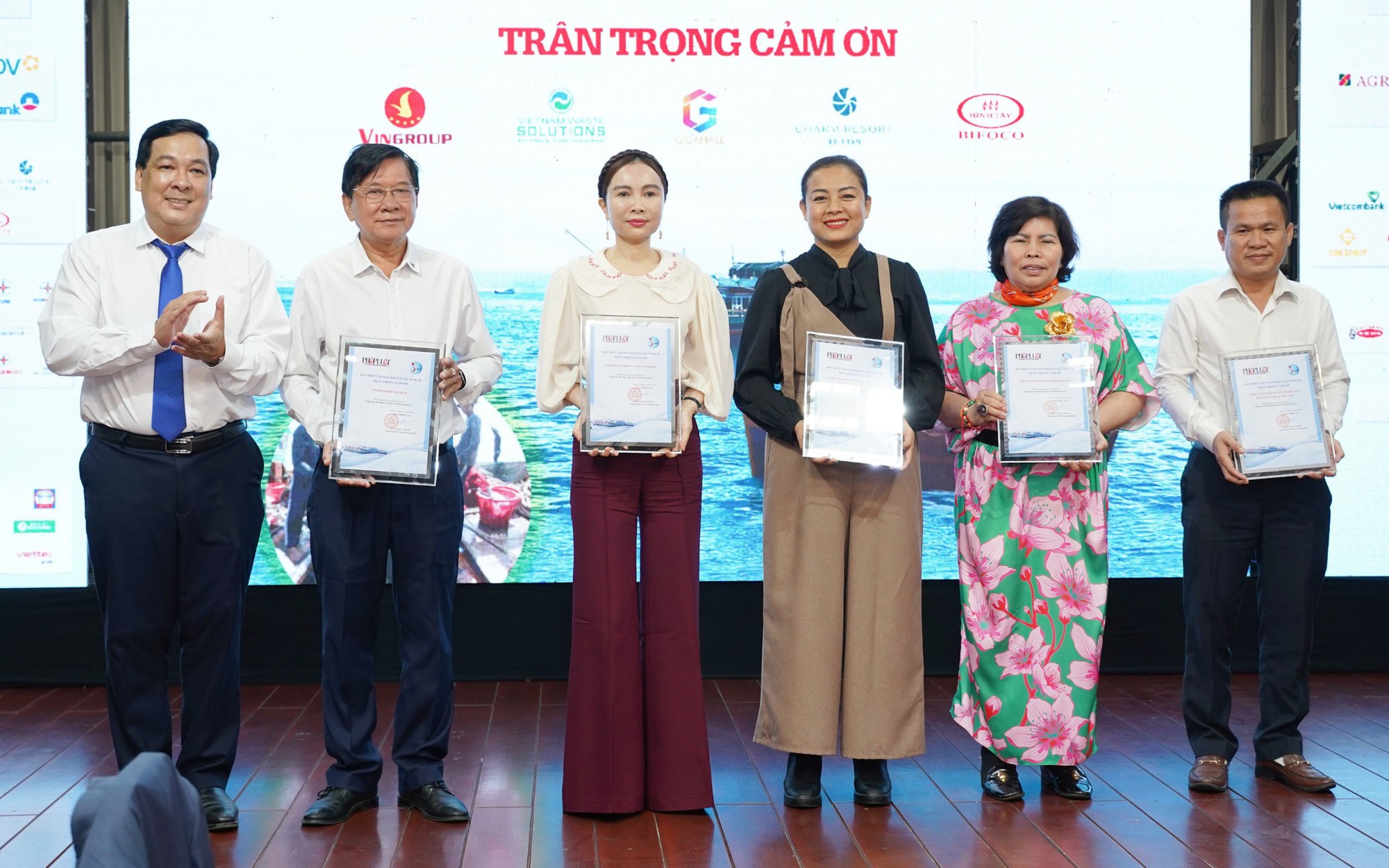 Chương trình "Cùng ngư dân thắp sáng đèn trên biển" lan tỏa mạnh mẽ các thông điệp nhân văn