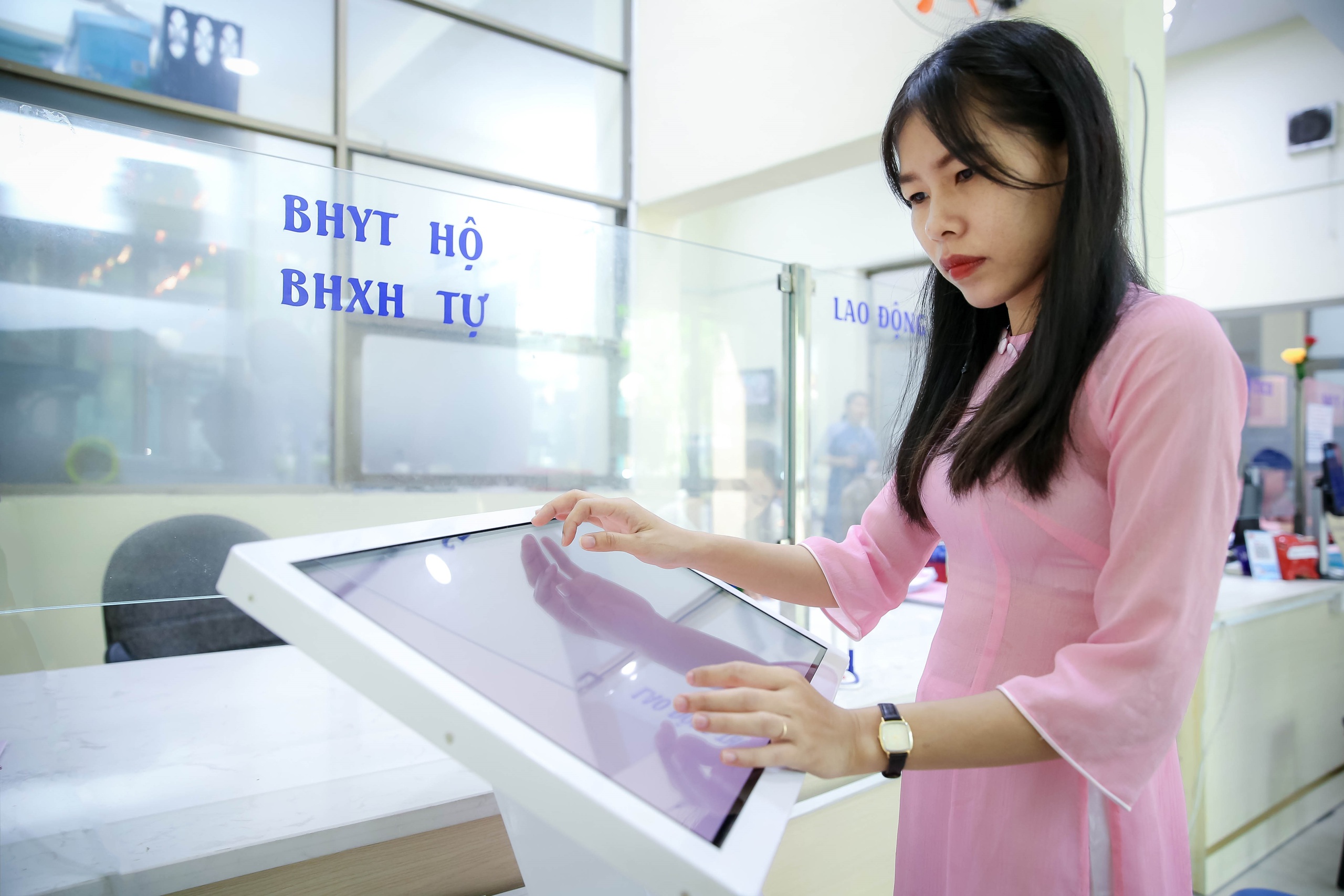 Người dân đăng ký thủ tục công trực tuyến tại UBND phường 12, quận 10, TP HCM.Ảnh: Hoàng Triều