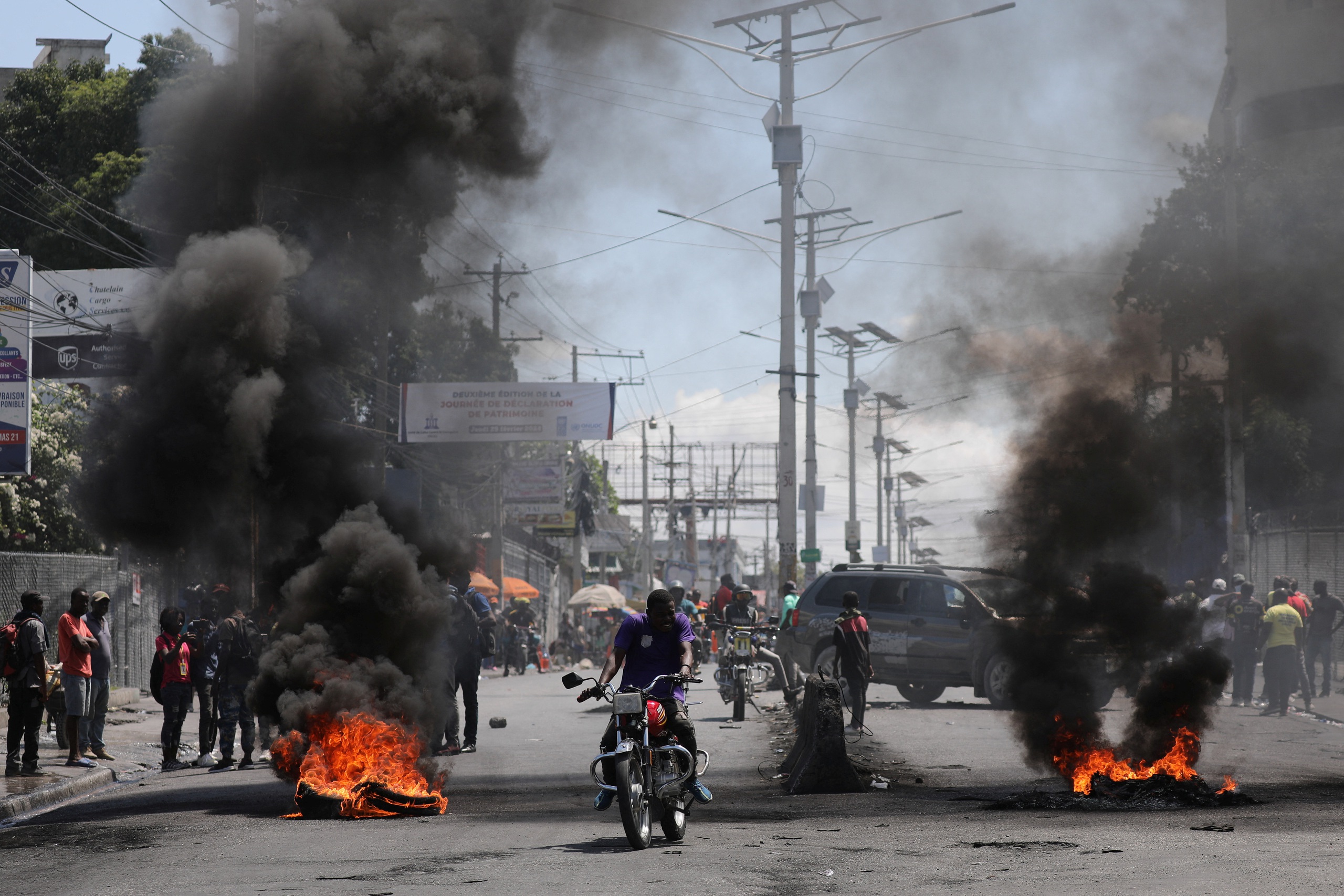 Bạo lực lan tr&agrave;n ở thủ đ&ocirc; Port-au-Prince của Haiti trong c&aacute;c h&igrave;nh ảnh chụp ng&agrave;y 7-3 Ảnh: REUTERS