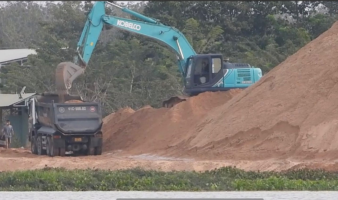 ĐO&Agrave;N T&Agrave;U KH&Ocirc;NG SỐ HIỆU TR&Ecirc;N S&Ocirc;NG ĐỒNG NAI, HỒ DẦU TIẾNG (*): Sự thật ở b&atilde;i tập kết c&aacute;t- Ảnh 3.