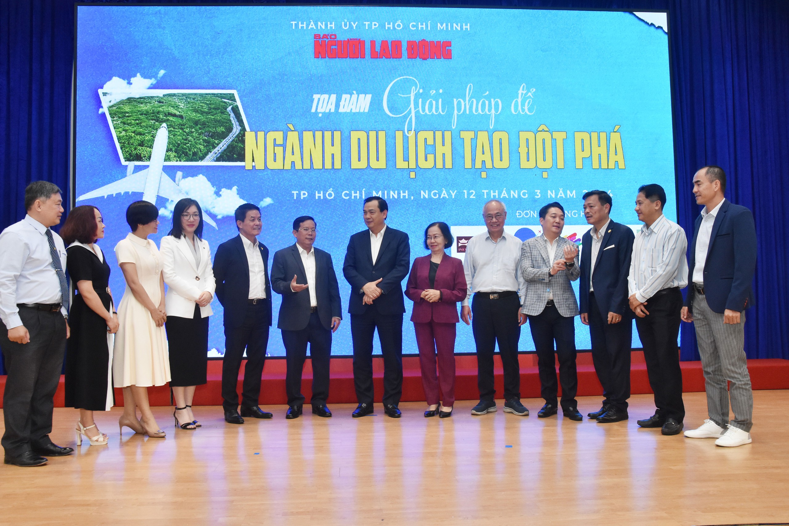 C&aacute;c kh&aacute;ch mời trao đổi về c&aacute;c vấn đề của ng&agrave;nh du lịch Việt Nam hiện nay Ảnh: TẤN THẠNH
