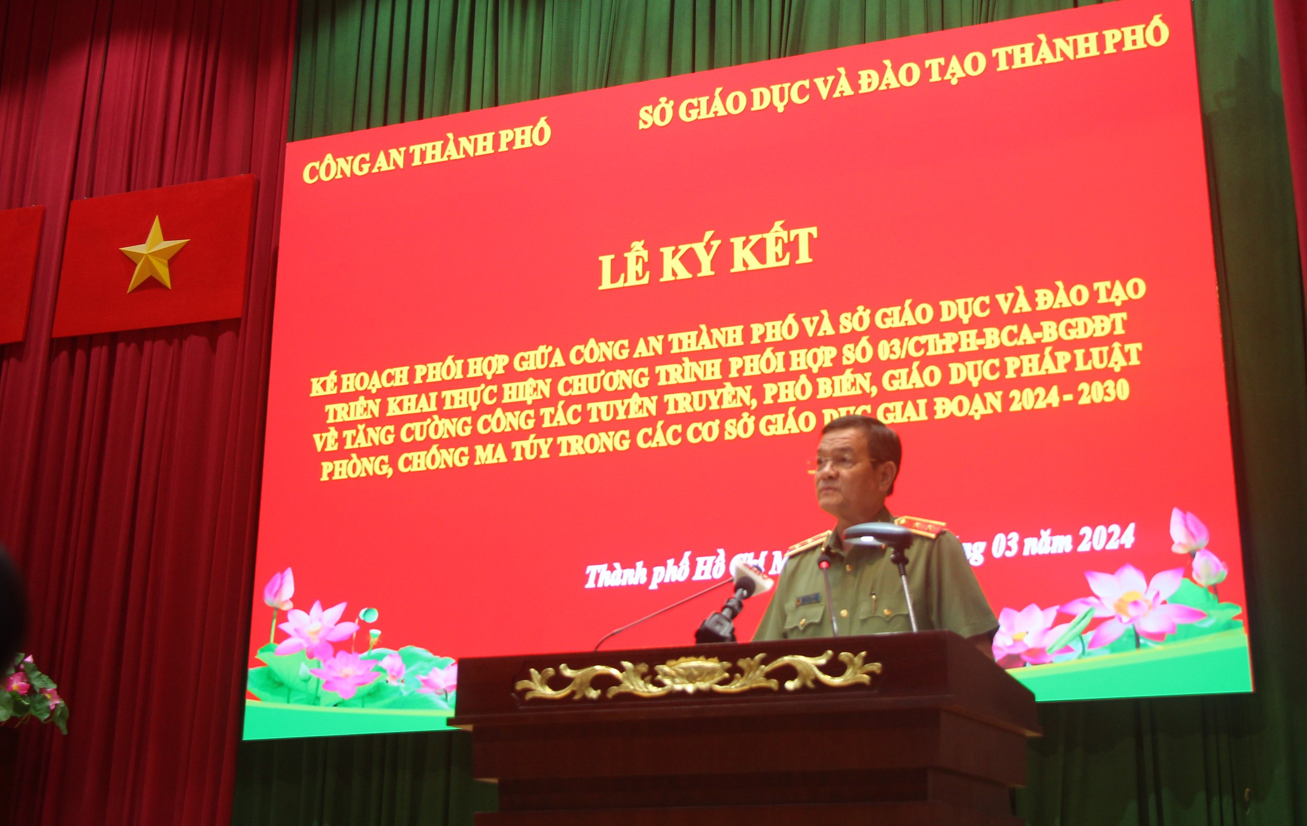 C&ocirc;ng an TP HCM k&yacute; kết với Sở GD-ĐT c&ugrave;ng ph&ograve;ng chống ma t&uacute;y trong trường học - Ảnh 1.