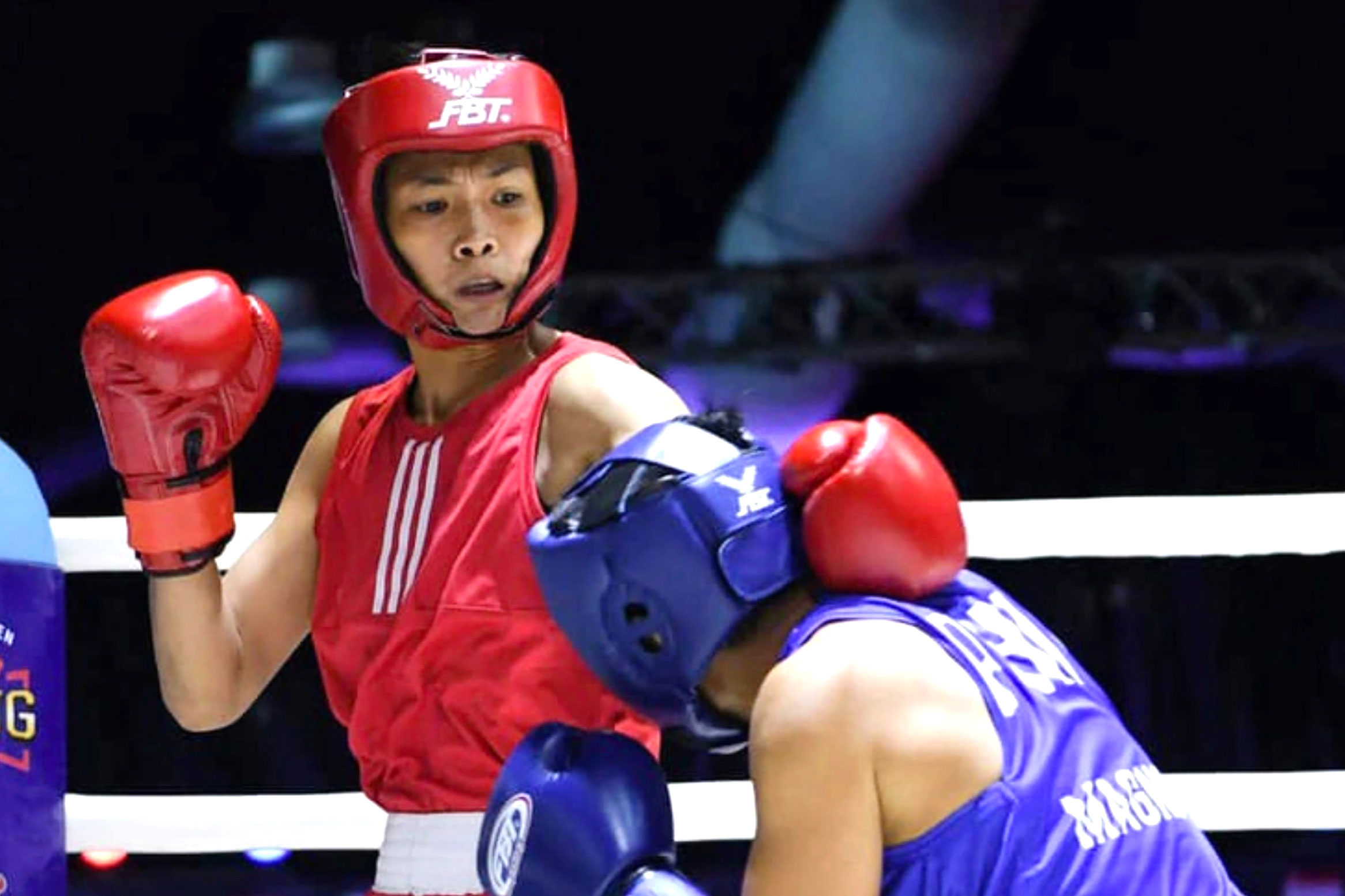 Kim Ánh (trái) giúp quyền Anh nữ Việt Nam có suất dự Olympic 2024 Ảnh: SƠN HẢI