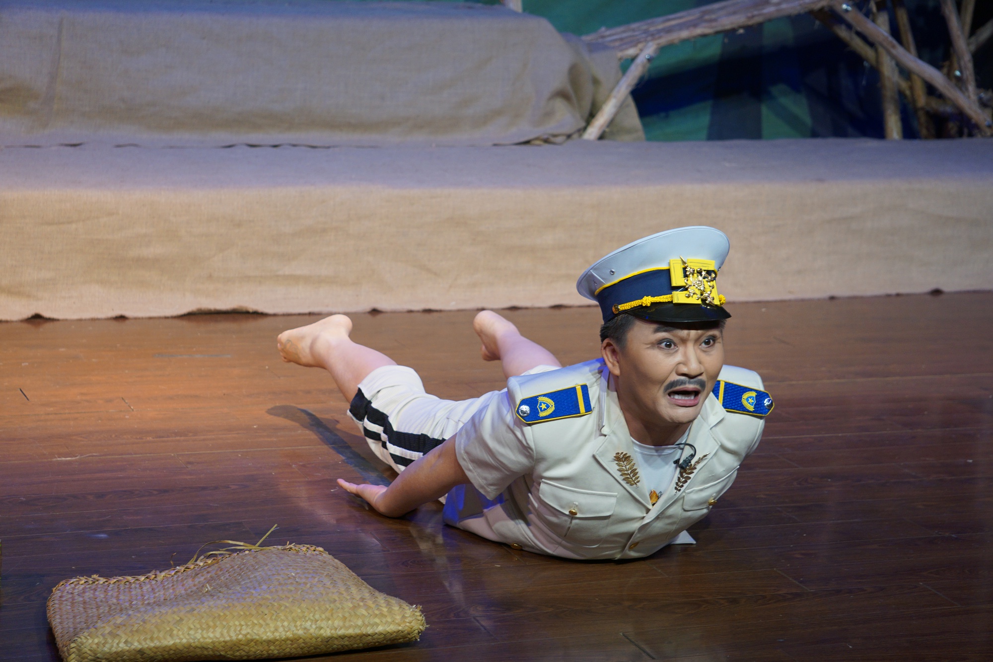 Cười nghi&ecirc;ng ng&atilde; với 