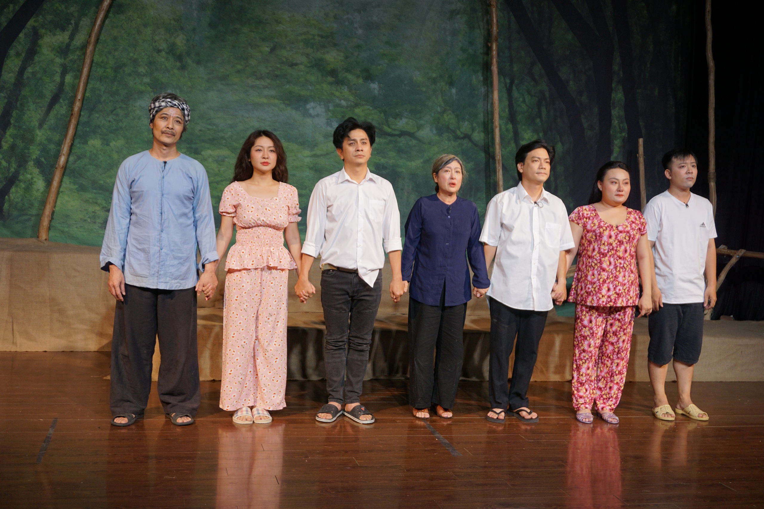 Cười nghi&ecirc;ng ng&atilde; với 