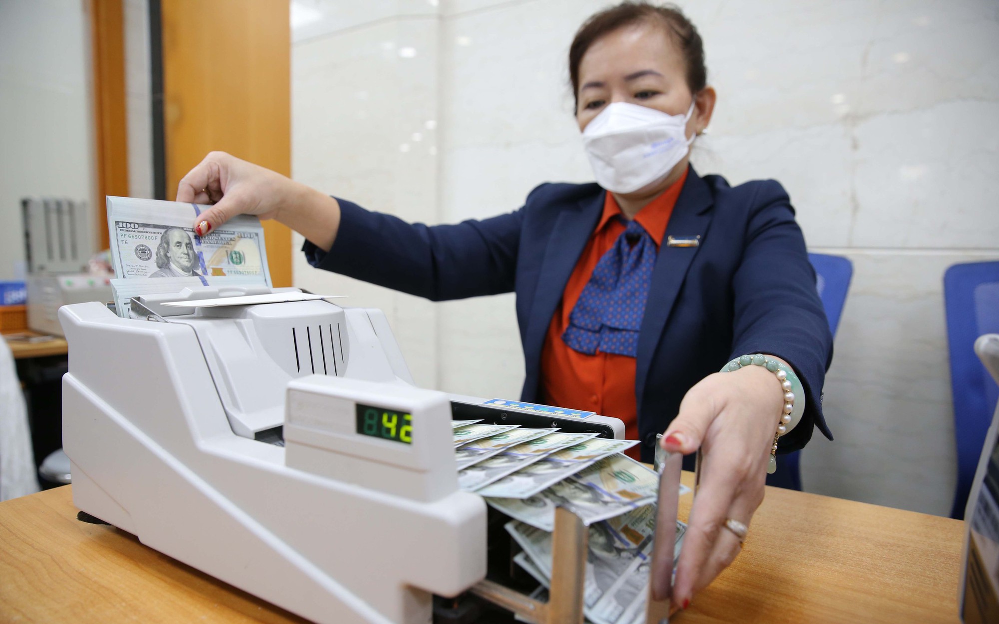 Giá USD "chợ đen" giảm nhưng vẫn cao