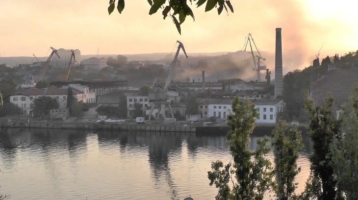 Kh&oacute;i bốc l&ecirc;n từ c&aacute;c xưởng đ&oacute;ng t&agrave;u tại TP Sevastopol tr&ecirc;n b&aacute;n đảo Crimea, nghi l&agrave; bị tr&uacute;ng kh&ocirc;ng k&iacute;ch của Ukraine h&ocirc;m 13-9-2023. Ảnh: Reuters
